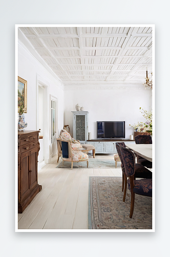 桌子与椅子古董抽屉柜开放客厅与白色木制天
