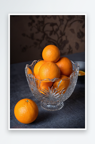 桌子上碗里橘子特写图片