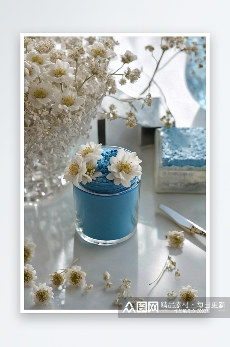 桌上放着蓝色化妆罐上面装饰着干白花朵图片素材