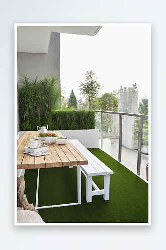 阳台设置桌子白色长凳人工草地板小针叶树种