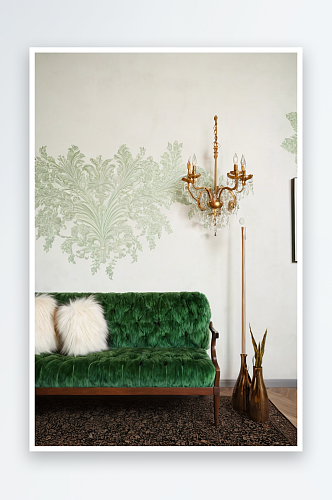 绿色复古沙发画壁前有毛皮靠垫图片