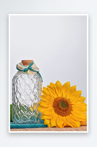 向日葵玻璃小瓶白毛巾图片