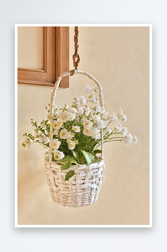 鲜花挂门上篮子里图片
