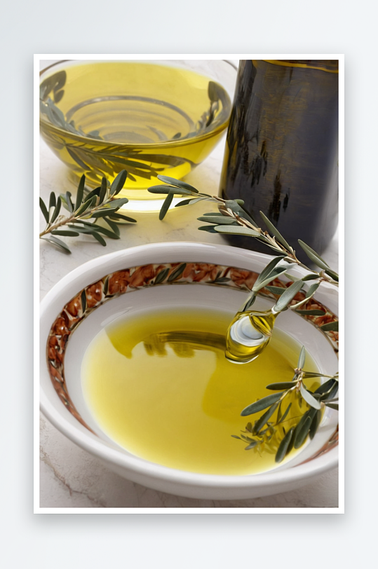 碗里橄榄油橄榄枝水瓶瓶子图片