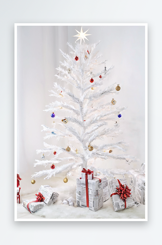 树枝上插着圣诞装饰物用报纸包裹礼物图片