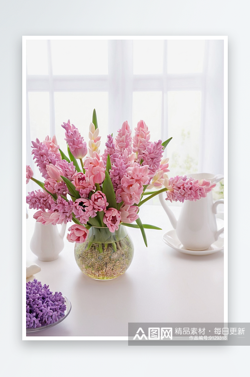桌上花瓶里放着郁金香淡紫色风信子丁香图片素材