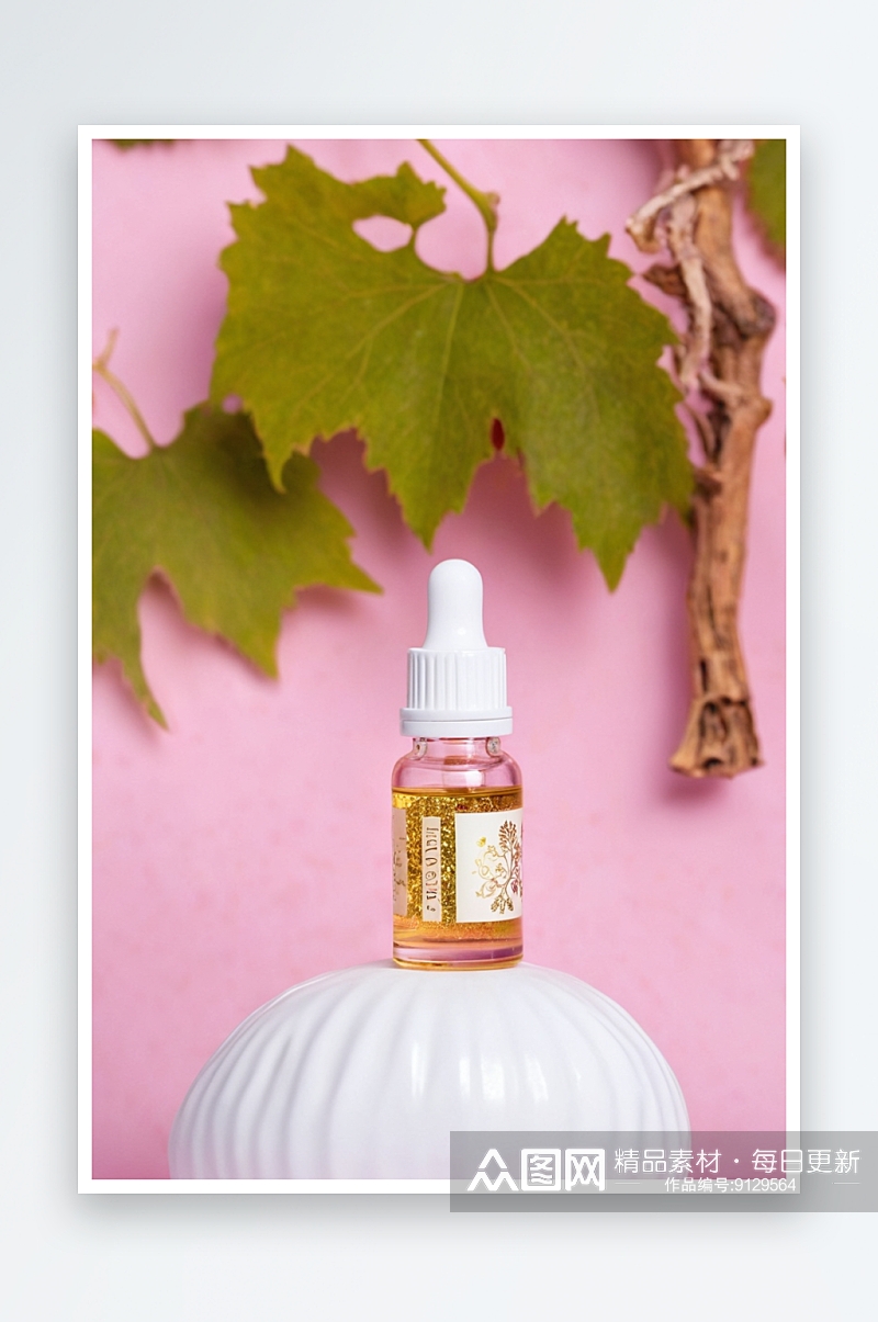 一瓶精油与金色颗粒附近葡萄叶子粉红色背景素材