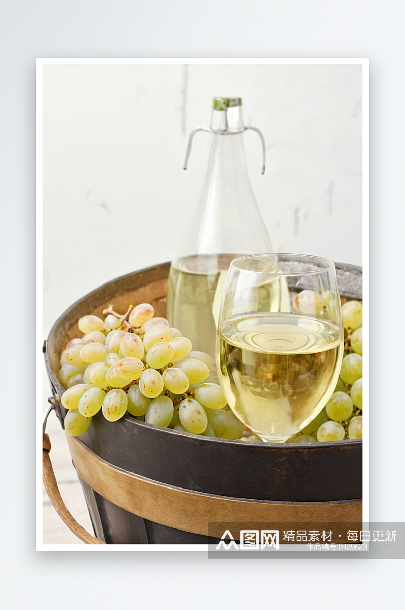 一杯白葡萄酒水瓶白葡萄桶上靠近图片素材