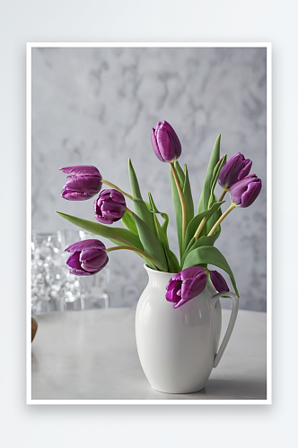 桌子上紫色郁金香花了图片