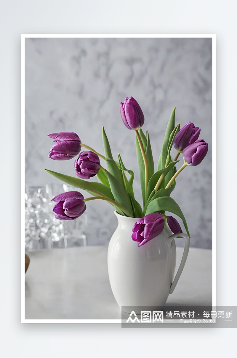 桌子上紫色郁金香花了图片素材