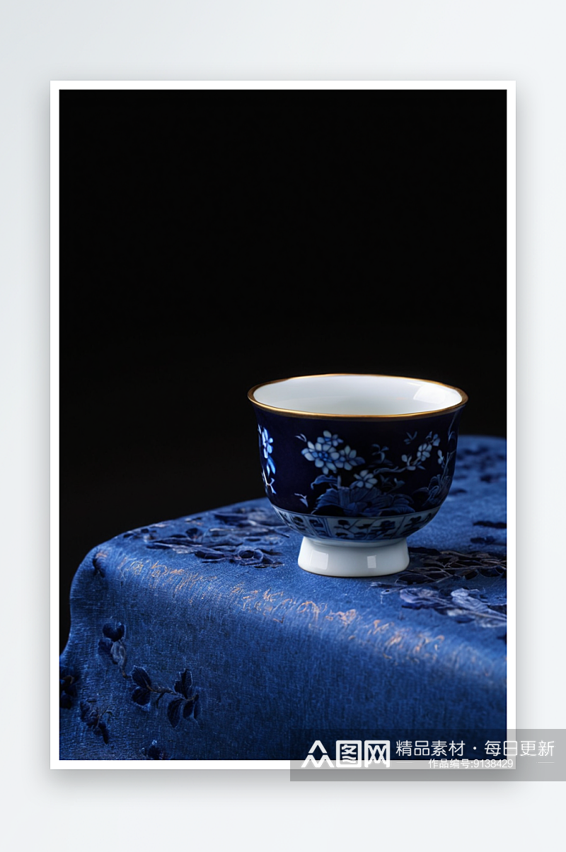 一只中式茶杯放蓝色桌面上照片素材