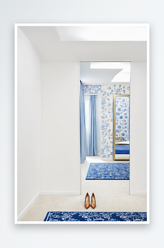 夏天连衣裙墙上镜子蓝色地毯衣柜白色卧室图