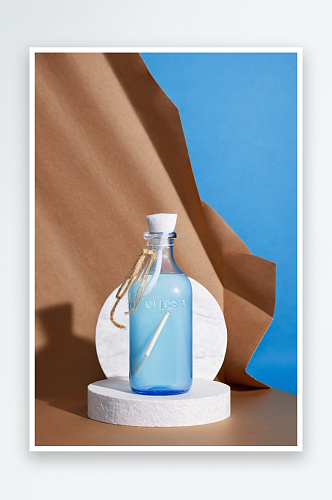 洗剂装于蓝色瓶中用吸管放浮石基座上牛皮纸