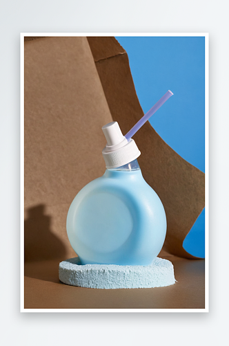 洗剂装于蓝色瓶中用吸管放浮石基座上牛皮纸