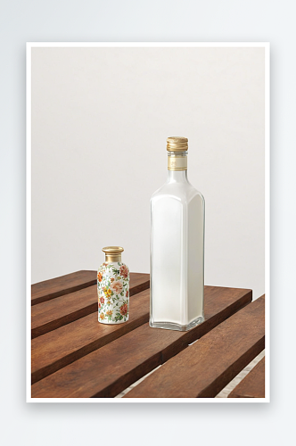 特写瓶子瓶子桌子上白色背景图片