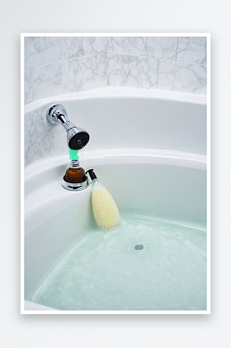 沐浴露洗发水用水浸泡浴缸中图片