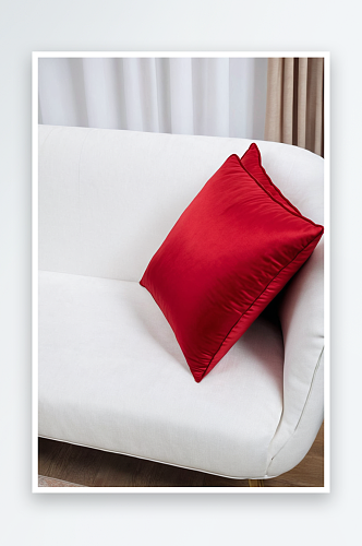 两个红色枕头沙发上图片