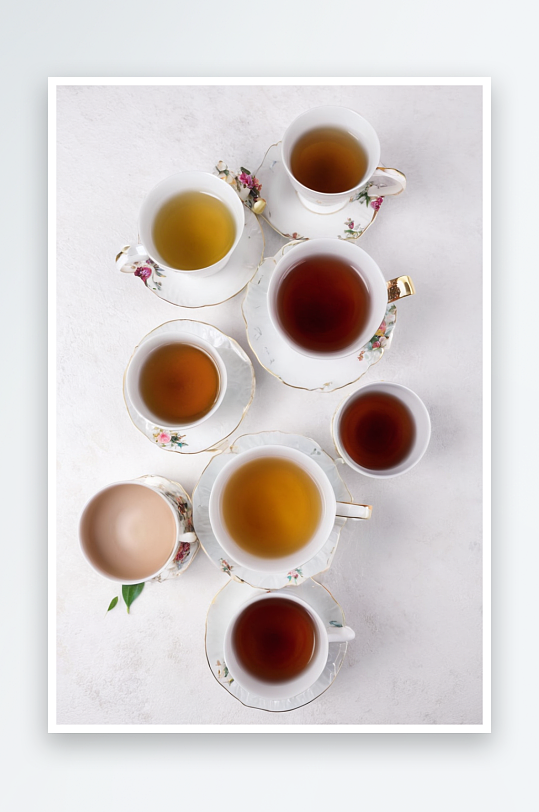 一套装茶杯子不同种类茶照片