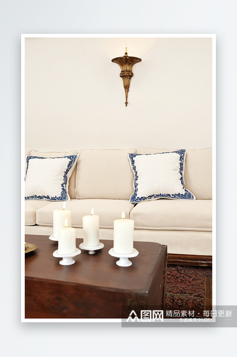 透过木箱上三个烛台可以看到一个白色沙发上素材