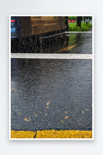 雨后道路上交通识别图片