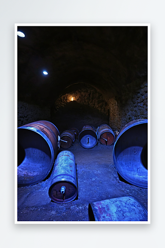 酒窖山洞里旧罐子用作酿酒厂用于生产储存葡
