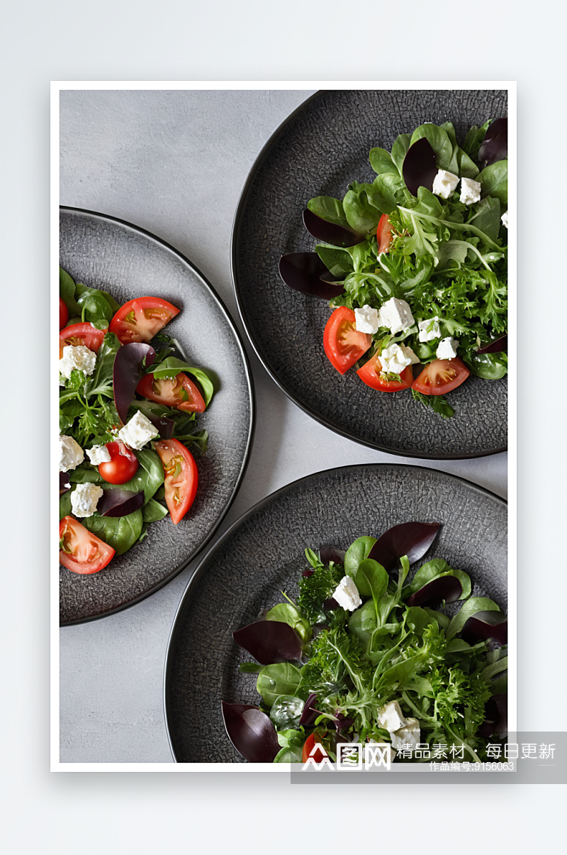 3个黑色陶瓷盘子里面有健康蔬菜沙拉西红柿素材