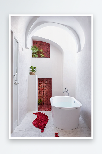 浴室中独立浴缸藤桌砖红色墙壁石瓷砖通过拱