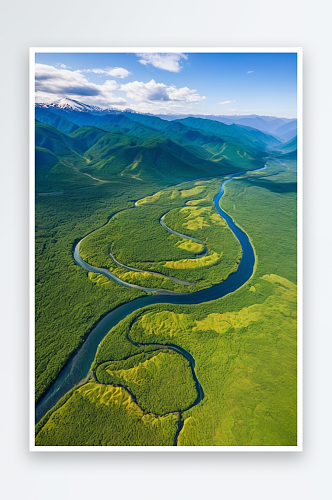 一条河流鸟瞰图蜿蜒穿过丘陵森林景观堪察加