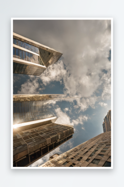 现代摩天大楼对蓝天低角度看法图片