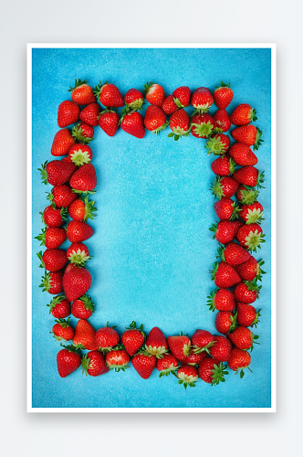 整个特写图像新鲜红色草莓与绿色叶子框架蓝