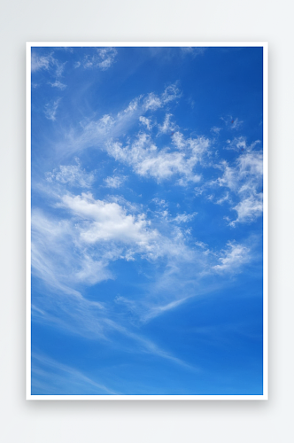背景蓝色天空中云朵图片