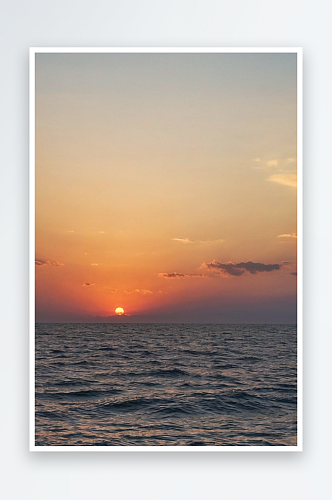 日落时大海对着天空美景图片