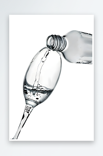 一个透明塑料瓶装一个白色背景水杯里图片