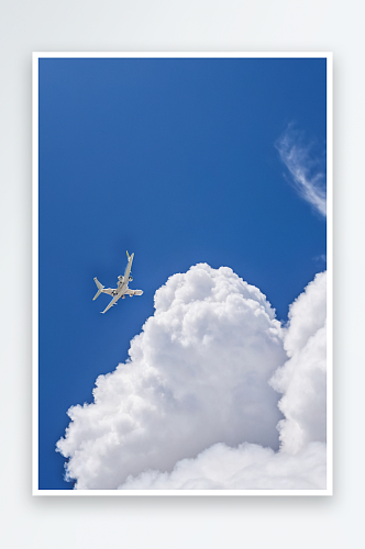 飞机飞过云层近景特写