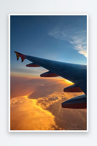 戏剧性美丽云景日落场景与机翼飞机视图从飞