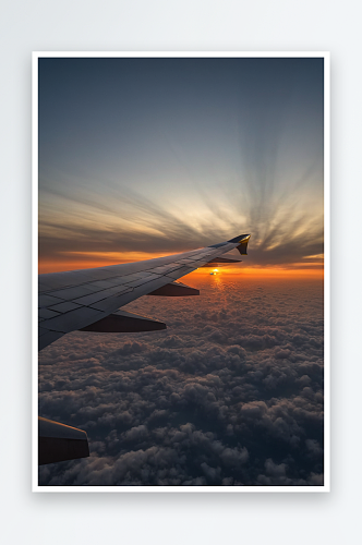 日落时飞机机翼飞过云景裁剪图像