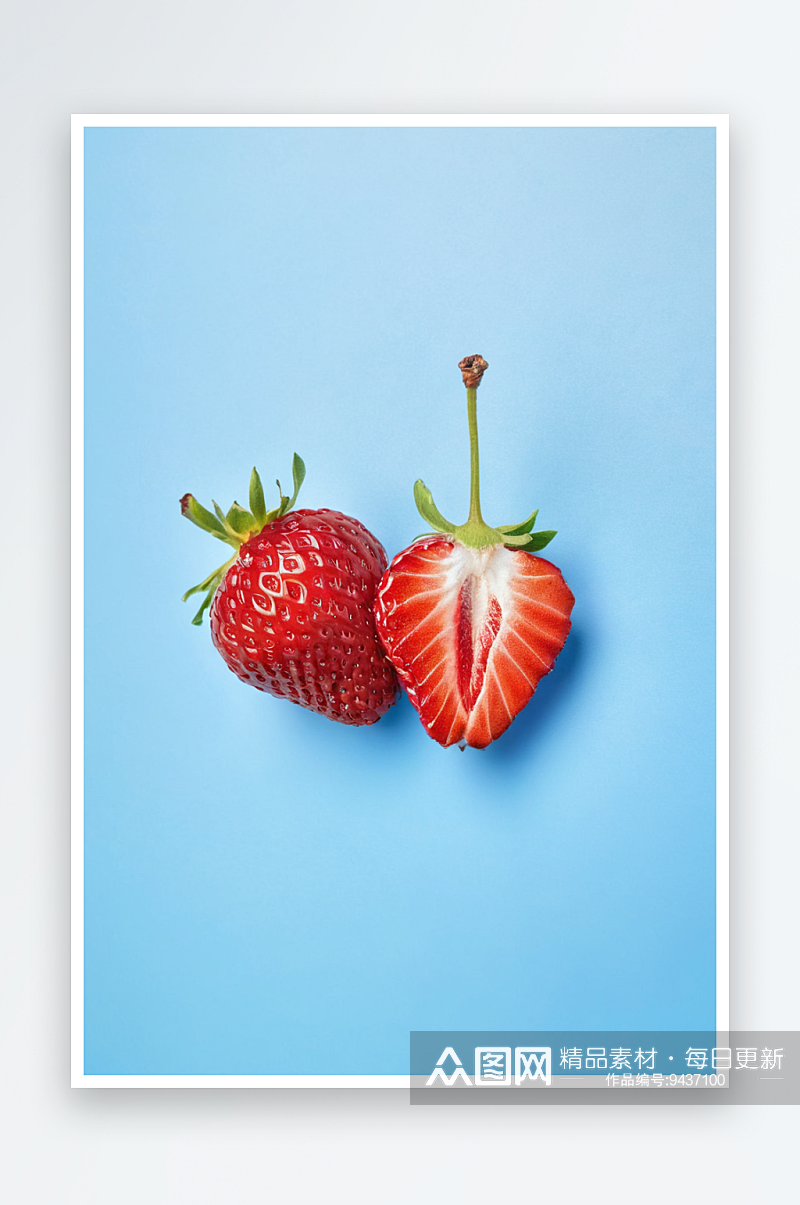 蓝色背景上草莓片静物画素材