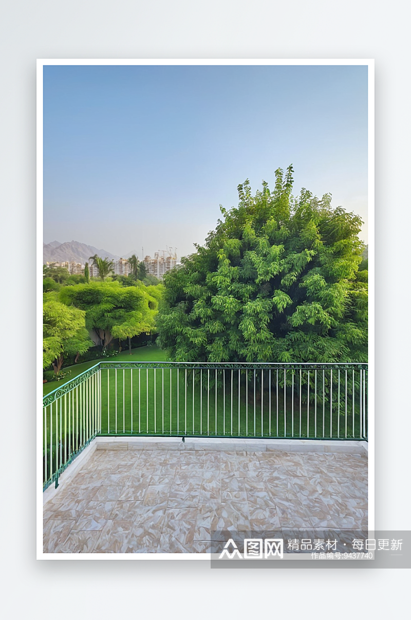 花园与绿色草坪树木从阳台或露台看法素材