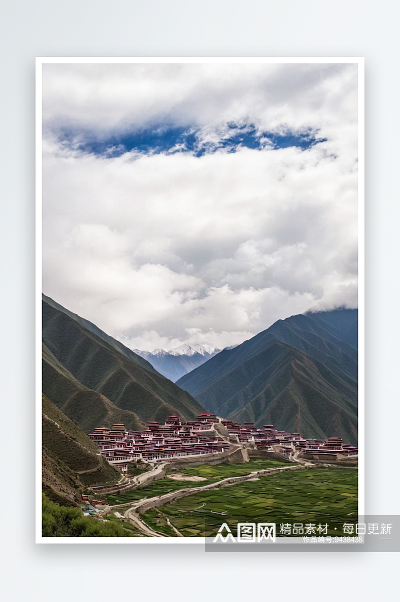 国道旁群山环抱藏族藏族村寨素材