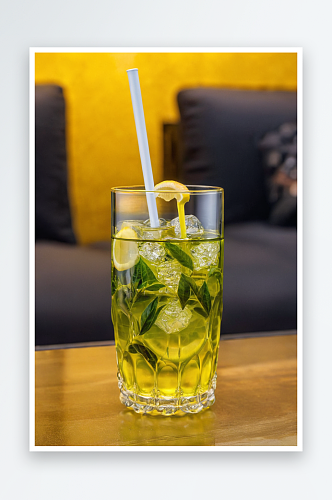 蜂蜜柠檬绿茶与冰玻璃杯黑色饮用吸管桌子上