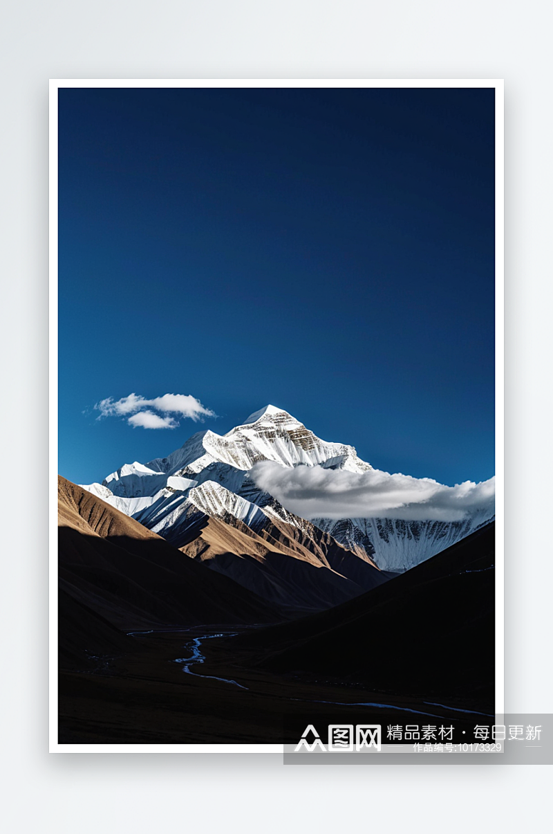 中西藏蓝天映衬下的雪山景素材