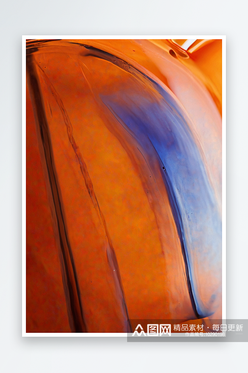 特写的一个橙色和蓝色的玻璃水壶与玻璃边缘素材