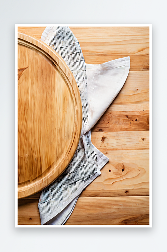 圆形木砧板和一块布餐巾照片
