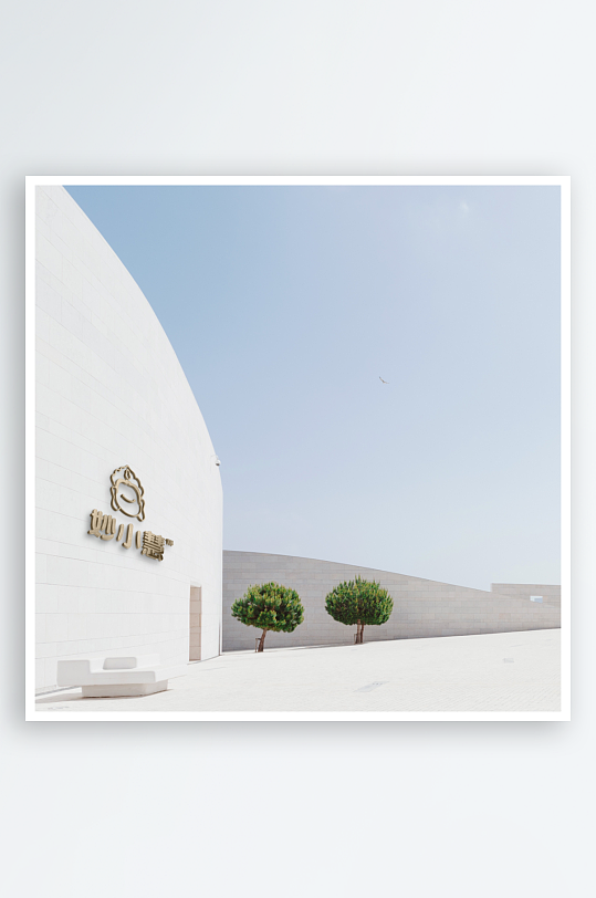 时尚简约大气户外logo样机-众图网